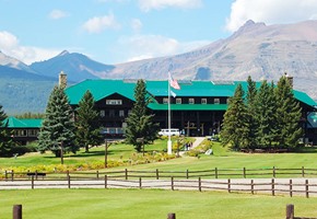 Glacier Park lodge in front of the mountains